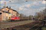 Im sauberen Lack zeigt sich die 185 247, als sie mit dem FX 51036 aus Beddingen durch den ehemaligen Bahnhof Westhofen f�hrt. (29.03.2008)
