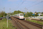 Ein ICE 2 (BR 402) fährt am 02.05.2022 durch Wuppertal-Sonnborn in Richtung Berlin.