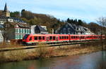 Entlang der Agger ist 620 020 am 11.03.2017 in Engelskirchen als RB 25 von Meinerzhagen nach Köln Hansaring unterwegs