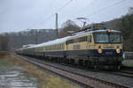 Die 1142 704 der Centralbahn GmbH durchfährt am 21.12.2018 bei strömendem Regen mit ihrem Leerreisezug von Mönchengladbach nach Bad Nauheim Brachbach in Richtung Siegen.

Gruß an den Tf zurück.