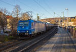 
Die 185 511-3 (91 80 6185 511-3 D-ATLU) der Alpha Trains Luxembourg s.à.r.l. fährt am 28.11.2020 mit einem  MILLET  Kesselwagenzug  durch den Bahnhof Kirchen an der Sieg in Richtung Köln. Laut Gefahrguttafel (33/1170) und Anschrift hat der Zug Ethanol (auch bekannt als Weingeist, Spiritus oder einfach Alkohol) geladen. Ethanol ist z.Z. ja ein sehr gefragter Stoff, da es u.a. für die Herstellung von Desinfektionsmittel verwendet wird.

Die Lok eine Bombardier TRAXX F140 AC1 wurde 2002 vom Bombardier in Kassel unter der Fabriknummer 33512 gebaut. Da es eine Mietlok ist hatte die schon viel Stationen und auch Halterkürzel.

Bei den Wagons handelte es sich um Kesselwagen der Gattung Zans (Gattungszahl 7837) des französischen Wagonvermieters MILLET s.a.s.. Die Wagons haben ein Fassungsvermögen von ca. 95.000 l (95 m³) und ein max. Zuladungsgewicht von ca. 68 t.

Ich will nicht daran denken „wenn da mal was passiert“. Aber man muss auch mal daran denken, wieviel LKW´s für diese Menge auf unseren eh schon gutgefüllten Straßen unterwegs wären. Da finde ich doch die Schiene ist eine viel bessere Variante.