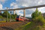 
Hamsterbacken im Doppelpack -  442 262 / 762 und 442 760 / 260 (zwei gekoppelten 4-teilige Bombardier Talent 2) fahren am 05.06.2014 als RE 9 (rsx - Rhein-Sieg-Express) Aachen - Köln - Siegen, hier haben sie gerade gerade die 105 m hohe Siegtalbrücke (A45) unterquert und erreichen bald die Endstation Siegen Hauptbahnhof.  