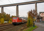 
Auf der Überholspur, Bedingt durch eine zuvor durch Polizeiliche Ermittlungen im Raum Aachen eingefahrene Verspätung, fährt am 27.10.2018 die DB Regio NRW 111 149 (91 80 6111 149-1 D-DB) mit dem RE 9  rsx - Rhein-Sieg-Express  Aachen- Köln - Siegen durch Siegen-Eiserfeld in Richtung Siegen.

Kurz nach dem Passieren des Triebwagens der HLB als RB 90 nach Siegen war eigentlich der Block noch nicht frei, so war ich sehr überrascht als gleich drauf die 111 149 mit dem RE 9, auf dem linken Gleis, angerauscht kam. 

Im Hintergrund die 105 m hohe Siegtalbrücke der A45 (Sauerlandlinie).