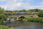 HLB 648 160, eingeklemmt zwischen 640 108 und einem weiteren 648 als Dreifachtraktion auf der RB90 von Siegen in Richtung Au(Sieg) an, überquert hier bei Etzbach die Sieg. (02.07.2023)