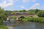 Ein Lint 41 der HLB überquert als RB90 die Sieg zwischen Etzbach und Au(Sieg). (02.07.2023)