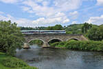 Ein TRI-Sonderzug überquert die Sieg zwischen Au(Sieg) und Etzbach als RE9 von Troisdorf nach Siegen-Weidenau, anlässlich der Radveranstaltung Siegtal pur.