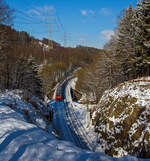 Mitte März 2013 lag sogar an der Sieg noch Schnee...
Zwei gekuppelte Bombardier Talent 2 (fünf- und vierteilig / BR 442/443) fahren am 13 März 2013 als RE 9 - Rhein Sieg Express (RSX) Aachen - Köln – Siegen und überquerem hier bei Scheuerfeld/Sieg kurz vor dem 32 m langen Mühlburg-Tunnel die Sieg. Da hier die Sieg eine Schleife macht, so geht es gleich hinter dem Tunnel wieder die Sieg. Nächster Halt ist dann Betzdorf/Sieg.