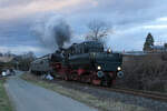 Es wurde schon düster, als die Würzburger 52 7409 mit dem DZ 93558 Enspel passiert (28.02.2026)