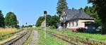 Panorama Aufnahme des Bahnhofs W�rgendorf in Richtung Betzdorf. Der Bahnhof wird in 2h Takt von der RB96 bedient. Das Stellwerk Bauart Dr S2 ging 1969 in Betrieb. 

W�rgendorf 20.07.2024