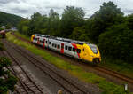 Zurzeit wird auf der Hellertalbahn (KBS 462) emissionsfrei gefahren. Der zweiteilige Hybridtriebzug (E/Akku) der BR 563 vom Typ SIEMENS Mireo Plus B der HLB (Hessische Landesbahn GmbH) 563 801 / 563 901 (94 80 0563 801-0 D-HEB / 94 80 0563 901-8 D-HEB) erreicht am 04 Juni 2026, als RB 96 (Umlauf 61816) „Hellertalbahn“ von Dillenburg nach Betzdorf/Sieg, bald den Bahnhof Herdorf. 