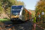 GTW 2/6 der Hellertalbahn fhrt am 15.10.2011 Richtung Betzdorf, hier am stndig geschlossenen Bahnbergang in Herdorf-Sassenroth.