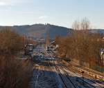 Blick auf den Bahnhof Herdorf von der Brcke Wolfsweg am 13.01.2013, die Gre aus vergangenen Zeiten kann man nur erahnen. 
Auf Gleis 1 fhrt ein Stadler GTW 2/6 der Hellertalbahn in den Bahnhof ein.  
Links das Stellwerk Herdorf Ost (Ho) und weiter hinten etwas verdeckt von dem Signal das Stellwerk Herdorf Fahrdienstleiter. 
Rechts (hinten) der ehem. Gterschuppen und dahinter der Personenbahnhof.  
Im Vordergrund das DB-Gleis der KBS 462 - Hellertalbahn (heute eingleisig, bis Mitte der 1970er-Jahre eine zweigleisige Hauptstrecke), daran zweigt hier das Gleis (ab der Gleissperre) der KSW Kreisbahn Siegen-Wittgenstein (ehem. Siegener Kreisbahn, davor Freien Grunder Eisenbahn AG) ab.