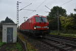 DB 193 355 in Gubberath gen Rheydt fahrend am Abend des 24.9.2019 mit einem Containerzug bei regnerischem Wetter.