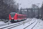 1440 374 rauscht mit einem Schneebärtchen durch Erftwerk in Richtung Köln.