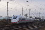 Nur selten fahren ICE4 auf der Strecke Köln - Mönchengladbach. Meist sind es Fahrten von oder zum Siemens Test Center. Hier fährt 412 233 als Leerfahrt durch Grevenbroich in Richtung Mönchengladbach.

Grevenbroich 04.03.2024