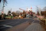 Bahnbergang Bergheimer Strae an der Strecke KBS 465 in Grevenbroich am 4.3.2011, gerade schlieen die Schranken und gleich kommt die 1142 635-0 mit einem Conmtainerzug vorbei.