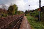 Kbs 465 Bahnhof Jchen Bahnsteig Gleis 2 Blickrichtung nach osten.....im Hintergrund ist die ehemalige Windmhle zu erahnen. Rechts die Autobahn, dahinter der Bauhof und noch einige Huser und dann kommt die Grube Garzweiler II
....22.4.2012