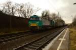 272 404-5 von LOCON kommt mit einem Containerzug durch Jüchen
in Richtung Grevenbroich gefahren. 21.2.2015