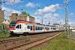 VIAS Stadler Flirt 427 652-3 am 02.05.20 in Rüdesheim von einen Gehweg aus fotografiert