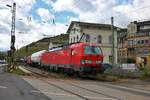 DB Cargo Siemens Vectron 193 313-4 mit gemischten Güterzug am 02.05.20 in Rüdesheim am Rhein von einen Gehweg aus fotografiert über einen Zaun. Ich stehe nicht hinter der Schranke oder im Gleisbereich