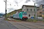 LINEAS Bombardier Traxx 186 227-5 mit Kesselwagen am 02.05.20 in Rüdesheim am Rhein von einen Gehweg aus fotografiert über einen Zaun.