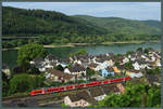 Ein Coradia Continantal 2 fährt am 24.07.2020 als RE 8 durch Leutesdorf.