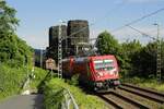 Am 07.08.2021 sind 187 154 und eine weitere 187 bei Erpel unterwegs in Richtung Norden, dahinter die Türme der berühmten Brücke von Remagen