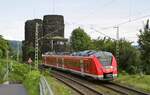 Bei Erpel fährt 1440 371 mit einem RE 8 von Mönchengladbach nach Koblenz am 07.08.2021 an den Türmen der Brücke von Remagen vorbei nach Süden