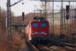 140 621-4 mit einem Gterzug Richtung Koblenz bei der Durchfahrt in Bonn-Oberkassel, 19.3.11