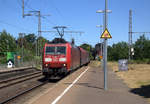 185 144-3 DB kommt aus Richtung Mönchengladbach-Hbf mit einem Güterzug aus Ruhrgebiet nach Köln-Gremberg(D) und fährt durch den Rheydter-Hbf in Richtung Grevenbroich,Köln. 
Aufgenommen vom Bahnsteig 3 in Rheydt-Hbf. 
Bei Sommerwetter am Mittag vom 1.7.2018.