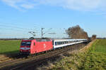 145 097-2 rauscht mit einem langen Fußballsonderzug von Leverkusen nach Mönchengladbach durch Rommerskirchen.

Rommerskirchen 07.02.2026