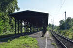 Blick auf den alten Bahnsteig sowie das Bahnsteigdach aus dem Jahre 1912 in Odenkirchen. Ursprünglich sollte der Bahnhof schon seit vielen Jahren saniert worden sein, durch den Denkmalschutz durfte das Dach bislang nicht abgerissen werden. Die Instandhaltung wurde sehr vernachlässigt und zum Schluss wurde das Dach mit extra Stützen verstärkt. Ende 2023 wurde das Dach abgebaut und im Jahr darauf der Bahnsteig grundlegend modernisiert. 

Rheydt Odenkirchen 08.09.2023