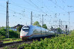408 004 schlängelt sich als ICE 1250 Frankfurt - Amsterdam durch den Bahnhof Grevenbroich in Richtung Mönchengladbach.

Grevenbroich 23.04.2026