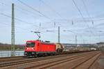 DB Cargo 187 114 fährt am 11.03.17 mit einem gemischten Güterzug durch Koblenz-Ehrenbreitstein in Richtung Süden.