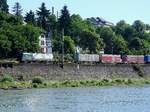 193 215-1 von ELL (EUROPEAN LOCOMOTIVE LEASING) mit einem Containerzug entlang der rechten Rheinstrecke(KBS465) bei Neuwied; 170610 gegen 9:40