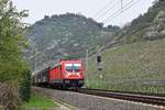 DB Cargo v187 110 ist mit einem gemischten Güterzug am 12.04.18 unterhalb der Burgruine Hammerstein bei Leutesdorf in Richtung Neuwied unterwegs.