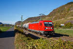   Die DB Cargo 187 130 (91 80 6187 130-0 D-DB) fährt am 13.10.2018, mit einem Kesselwagenzug, durch Leutesdorf in Richtung Süden.