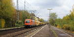 1216 901-9 von RTS kommt einem langen Bauzug aus Süden nach Norden und kommt aus Richtung Koblenz und fährt durch Bonn-Oberkassel in Richtung Köln-Gremberg.