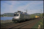 DLC Taurus ES64U2-101 ist hier am 14.10.2003 um 11.30 Uhr bei Linz am Rhein mit einem Güterzug in Richtung Süden unterwegs.