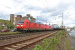 DB Cargo Bombardier Traxx 185 185-6 und 185 164-1 mit Kesselwagen am 02.05.20 in Rüdesheim am Rhein von einen Gehweg aus fotografiert