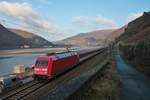 DB Fernverkehr 101 060-2 mit ÖBB Reisezugwagen in Assmanshausen (Rhein) am 09.01.21