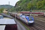 1116 159 Sparda Bank kommt mit einem gemischten Güterzug durch Linz gen Koblenz gefahren.