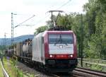 Fast im Blockabstand fuhren drei Gterzge rheinabwrts durch Leubsdorf. Hier als dritter und demnach mit gedrosselter Geschwindigkeit 185 596-4 von Crossrail. Aufgenommen am 30/07/2009. 