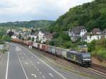 Die 185 573-3 von Railservice Alexander Neubauer fhrt mit einem langen Containerzug auf der rechten Rheinseite in Richtung Koblenz. Aufgenommen am 24/07/2010 kurz hinter Linz am Rhein.