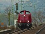 Da kommt Bundesbahnfeeling auf, V100 2299 fhrt am 03.04.2012 auf der rechten Rheinseite bei Leubsdorf Richtung Sden.