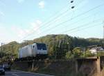 Mit einem gemischten Güterzug am Hacken kommt am Freitagnachmittag die RAILPOOL 185 692-1 bei Leubsdorf über die rechte Rheinstrecke in Richtung Neuwied gefahren...6.9.2013