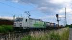  CO2-frei auf der Schiene mit DB Schenker , so prangt es auf der Flanke von 185 389-4, hier aufgenommen am 21/06/2014 in Porz-Wahn mit einem gemischten Güterzug.
