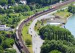 Güterzugbegegnung im Rheintal, rechtsrheinisch bei Linz, KBS 465, aus luftiger Höhe aufgenommen - 17.06.2015