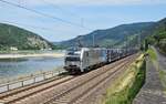 Die an RTB Cargo vermietete Railpool 193 824 ist mit einem Autotransportzug am 07.07.17 auf der rechten Rheinstrecke bei Assmannshausen in Richtung Wiesbaden unterwegs.