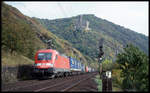 DB Taurus 182017-4 war am 3.10.2002 um 14.18 Uhr unterhalb der Burg Maus mit einer rollenden Landstraße in Richtung Norden unterwegs.